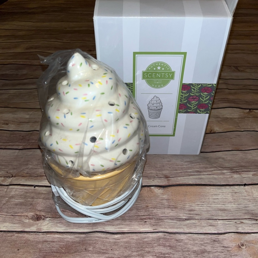 NWB Scentsy Ice Cream Cone Warmer